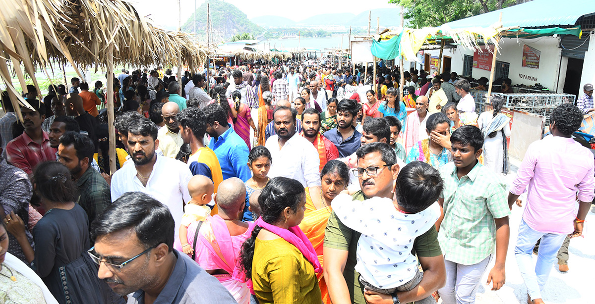 Huge Devotees Rush at Indrakeeladri photos