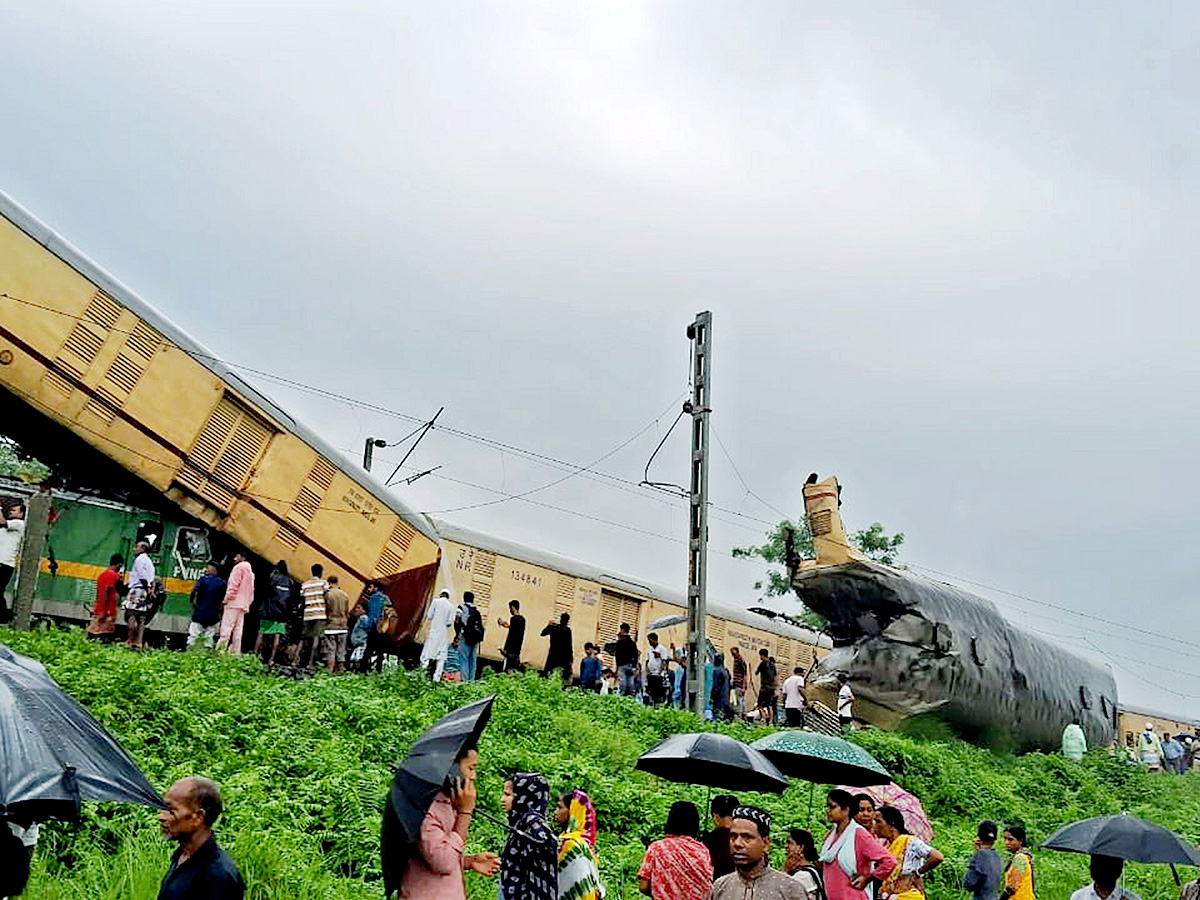 Kanchanjunga Express collided with a goods train photos