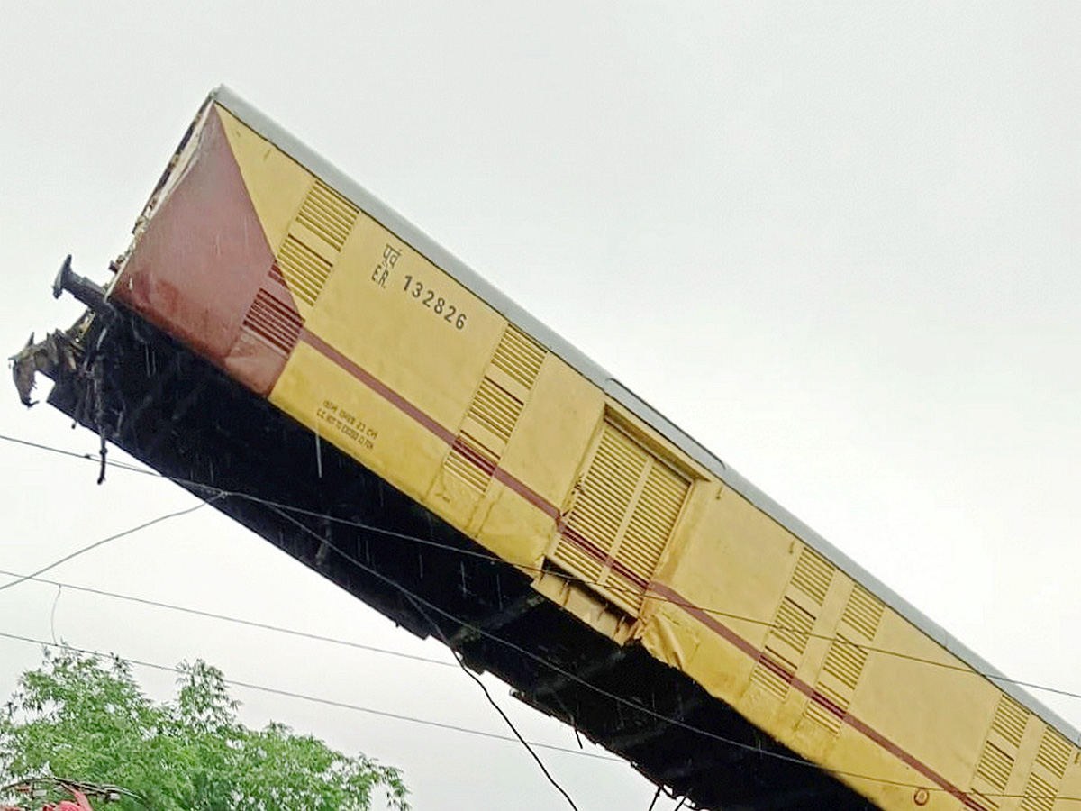 Kanchanjunga Express collided with a goods train photos