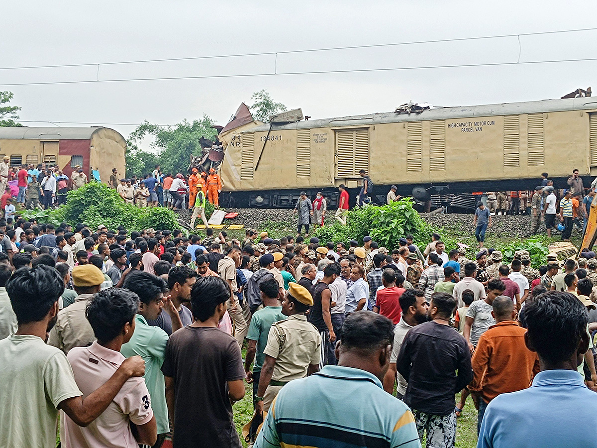 Kanchanjunga Express collided with a goods train photos