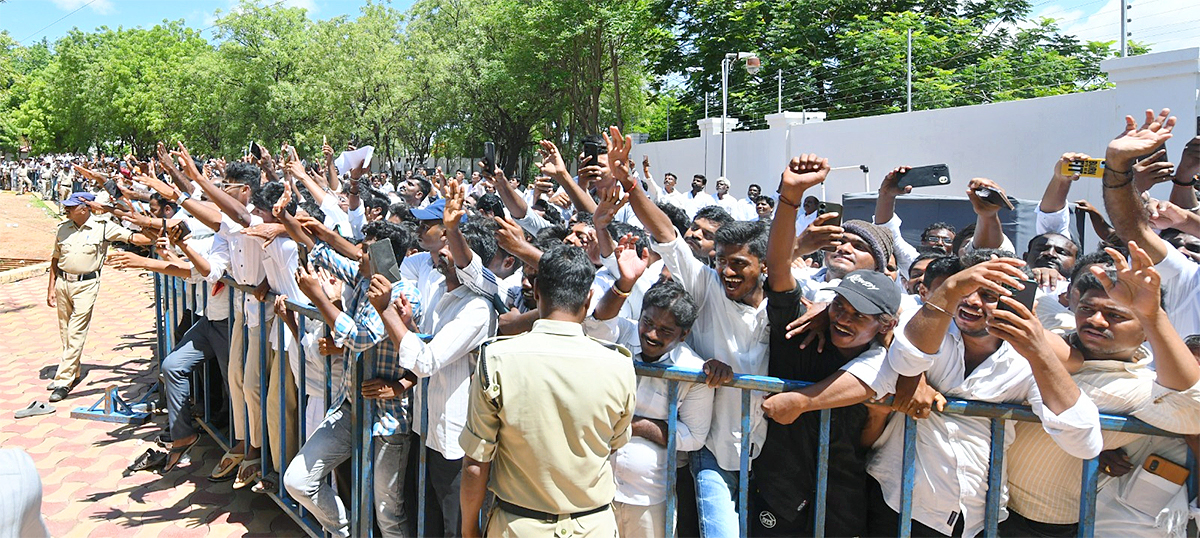 YS Jagan Meets YSRCP Activists At Pulivendula Camp Office