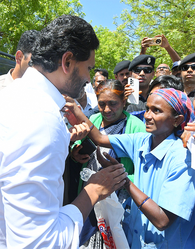 YS Jagan Meets YSRCP Activists At Pulivendula Camp Office