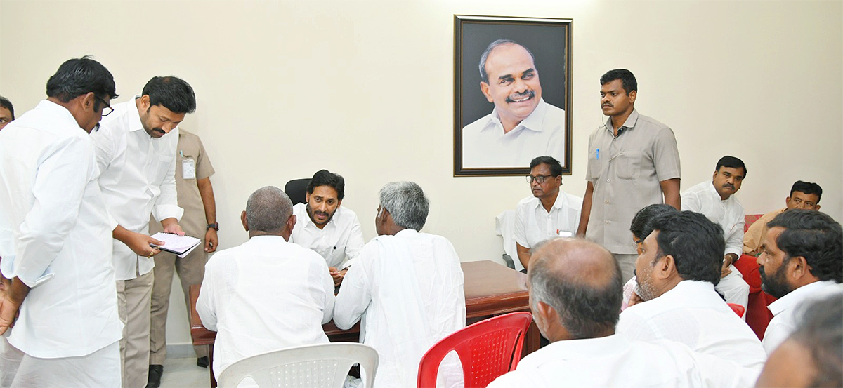 YS Jagan Meets YSRCP Activists At Pulivendula Camp Office