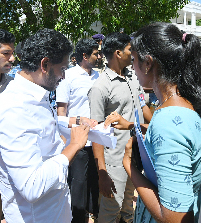 YS Jagan Meets YSRCP Activists At Pulivendula Camp Office