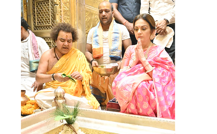 Nita Ambani Visit Kashi Vishwanath Temple Viral Photos