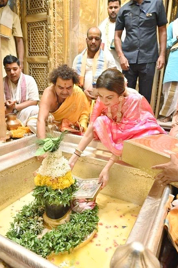 Nita Ambani Visit Kashi Vishwanath Temple Viral Photos