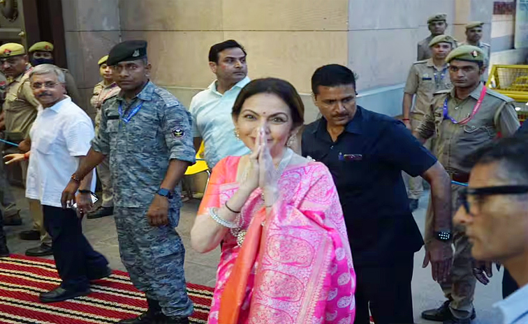 Nita Ambani Visit Kashi Vishwanath Temple Viral Photos