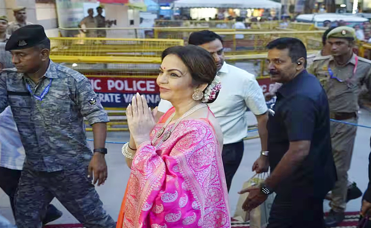 Nita Ambani Visit Kashi Vishwanath Temple Viral Photos