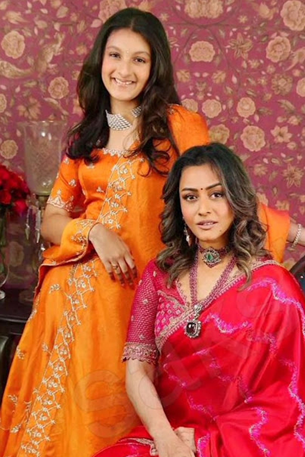  superstar Mahesh family Namrata Shirdokar with Sitara and Gautam amazing pics goes viral 