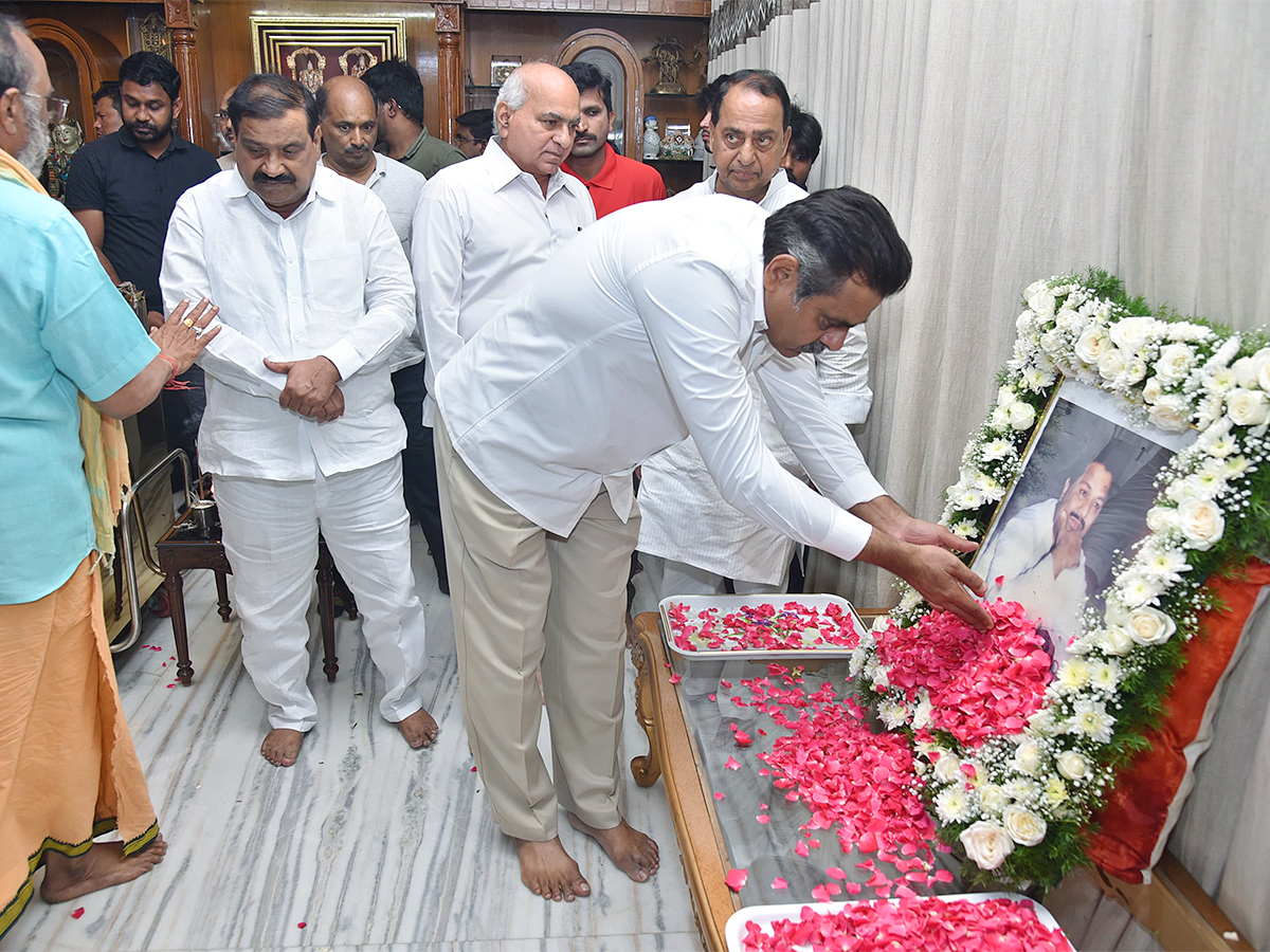 political leaders tribute To veteran congress Leader DS