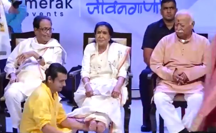 Sonu Nigam washes Asha Bhosle feet Photo