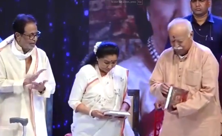 Sonu Nigam washes Asha Bhosle feet Photo