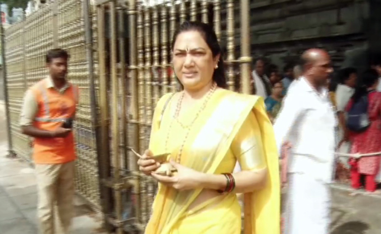 Actress Hema Visits Tirumala Temple After Bangalore Rave Party Case Photos