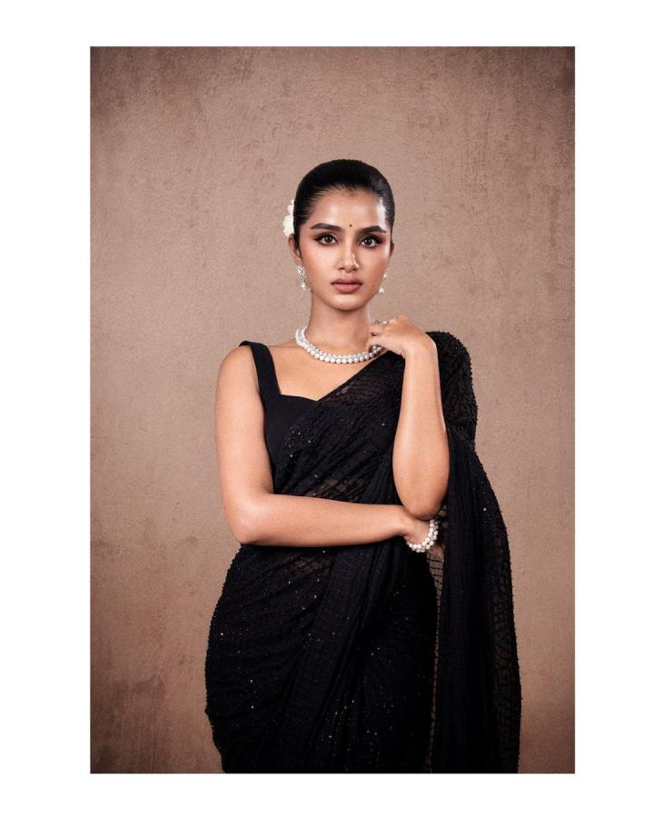 Anupama Parameswaran Latest Black Saree Photos Goes Viral On Instagram