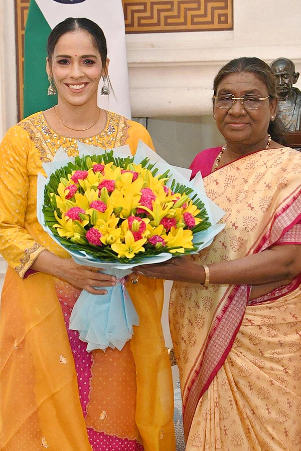 President Murmu Plays Badminton With Saina Nehwal At Rashtrapati Bhavan Photos