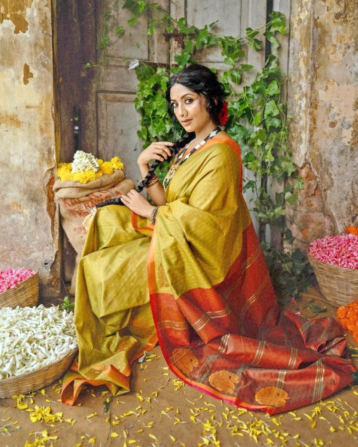 Indian Actress Navya Nair Traditional Saree Photoshoot Goes Viral In Social Media