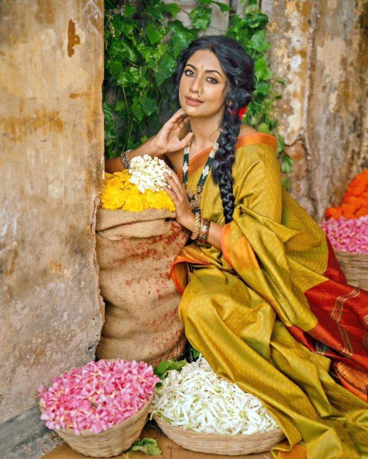 Indian Actress Navya Nair Traditional Saree Photoshoot Goes Viral In Social Media