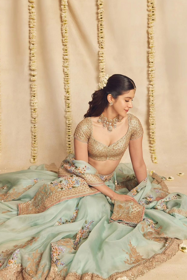 Bollywood Beauty Shanaya Kapoor Stunning Photos In Pista Green Lehanga
