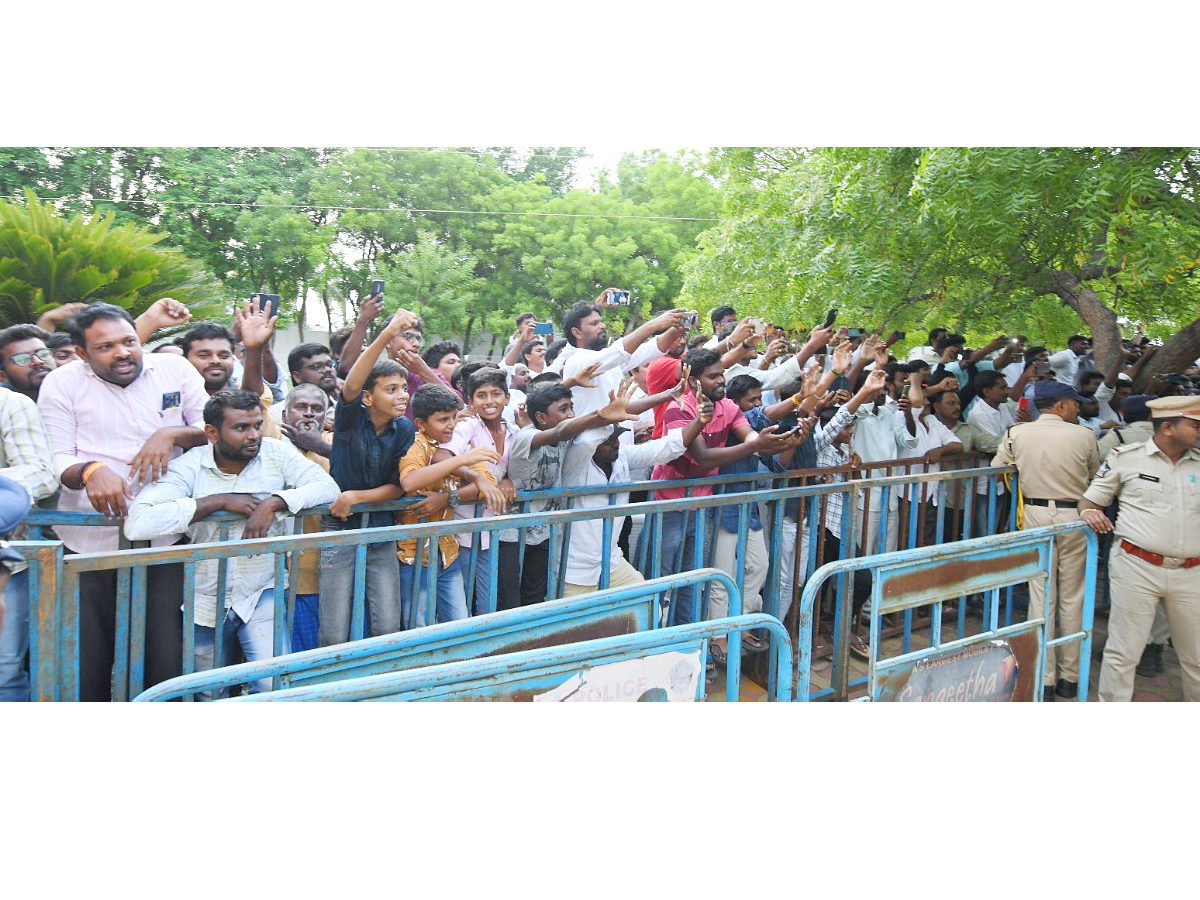 YS Jagan Received Warm Welcome In Kadapa At Pulivendula Photos