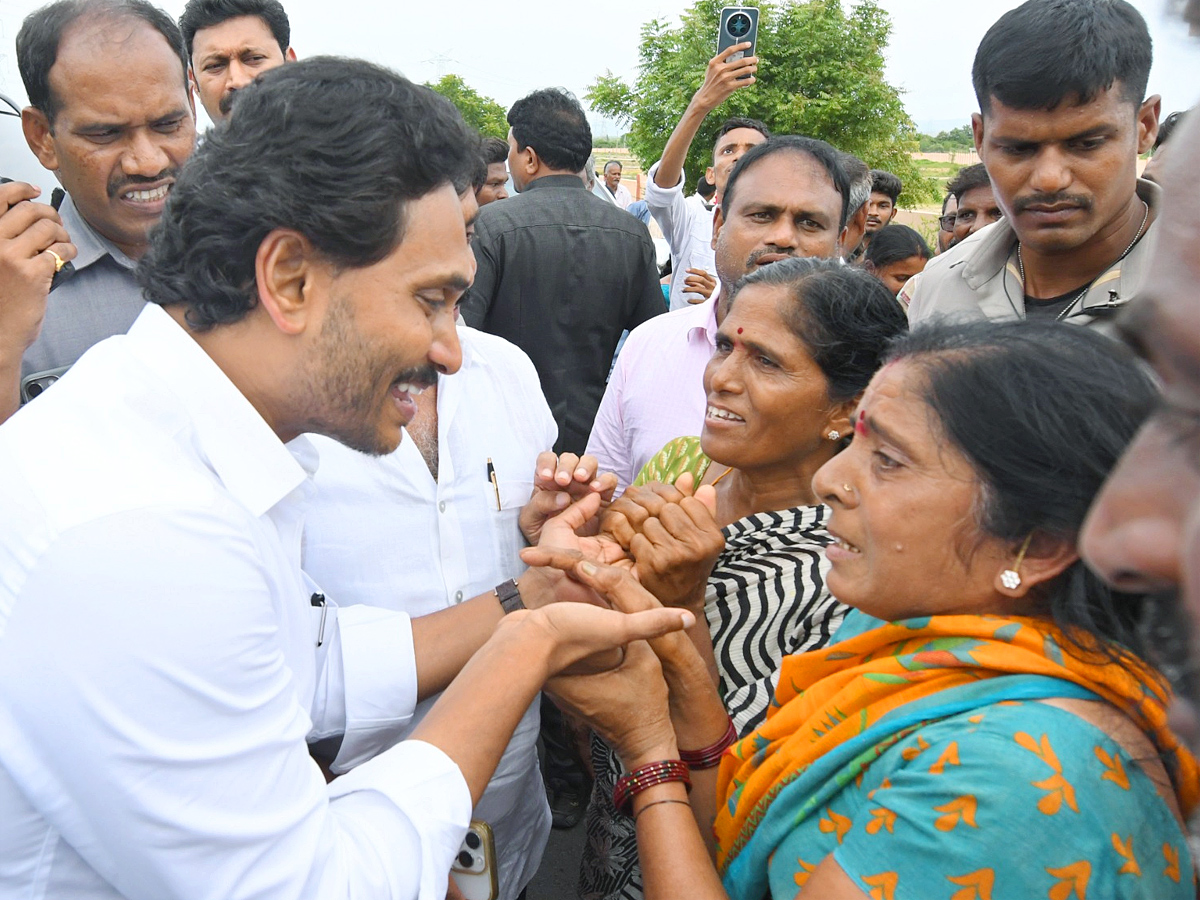 YS Jagan Received Warm Welcome In Kadapa At Pulivendula Photos