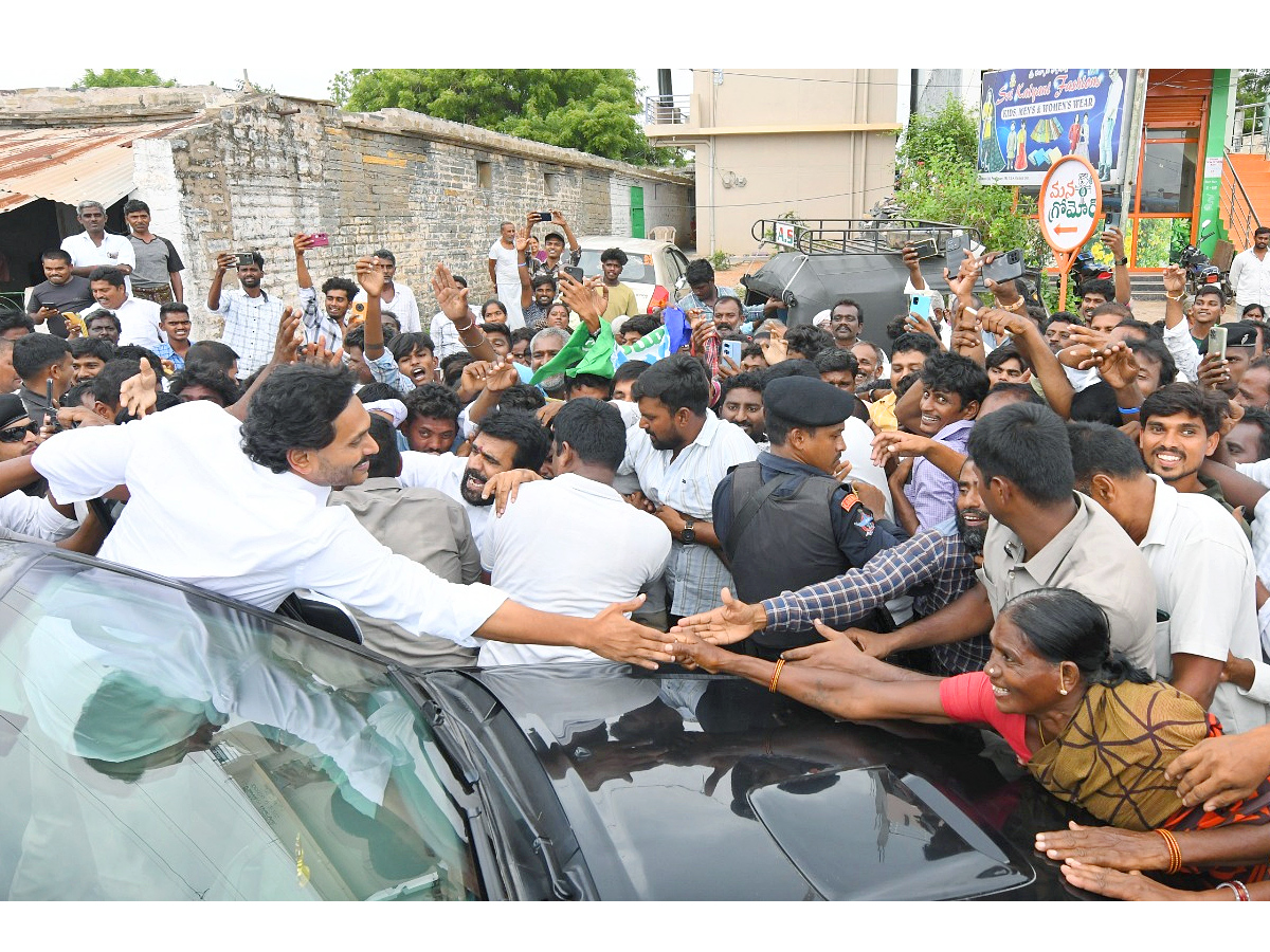 YS Jagan Received Warm Welcome In Kadapa At Pulivendula Photos