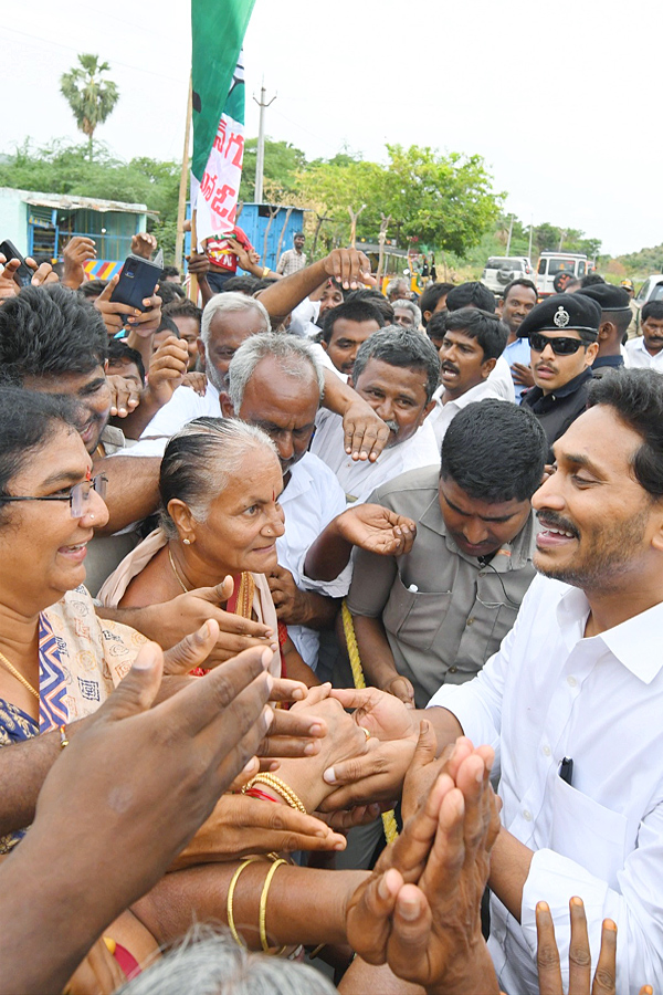 YS Jagan Received Warm Welcome In Kadapa At Pulivendula Photos