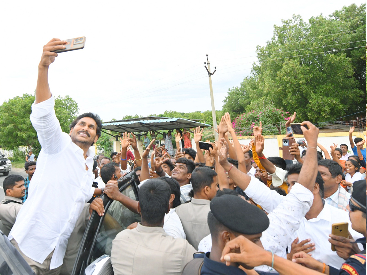 YS Jagan Received Warm Welcome In Kadapa At Pulivendula Photos