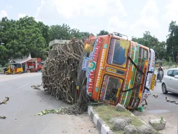 అదుపుతప్పి లారీ బోల్తా