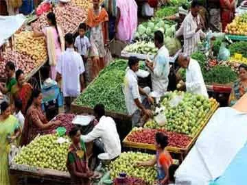 ఆహార ధరలు క్రాష్: ద్రవ్యోల్బణం మరింత కిందకి - Sakshi