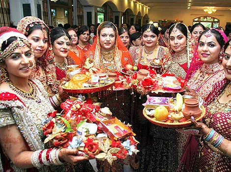 Karwa Chauth|| Lovely photos of women celebrating the festival