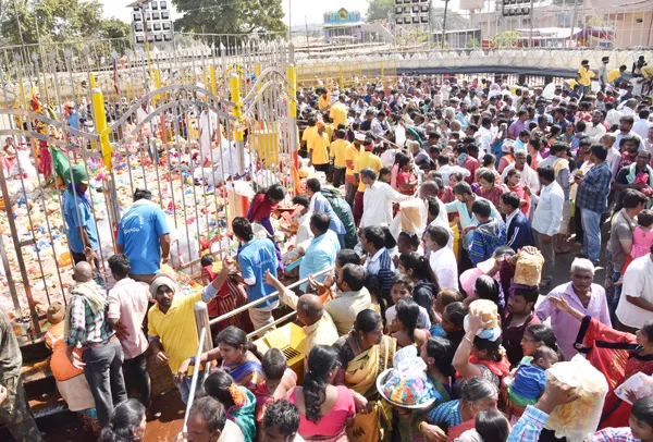 Heavy devotees Crowd in Medaram - Sakshi
