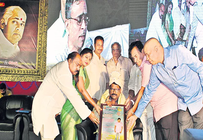 Chandrabose gets veturi literary award - Sakshi