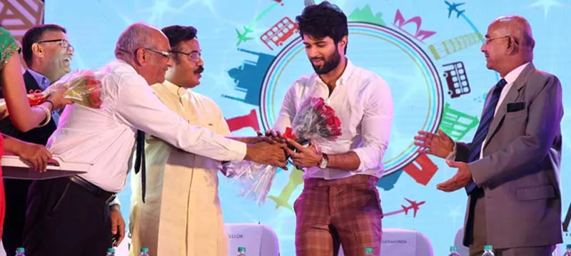 SRM UNIVERSITY '' MILAN 2K18 ** VIJAY DEVARAKONDA @ FUN N JOY - Sakshi