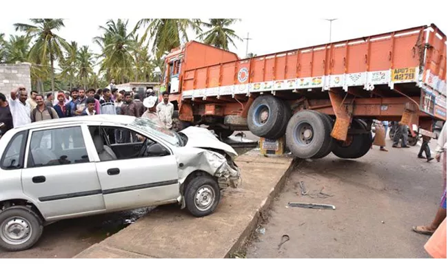 Road Accident in Komaram Bheem Asifabad - Sakshi