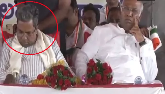 Karnataka Chief Minister Siddaramaiah Dozing Off During Election Rally - Sakshi