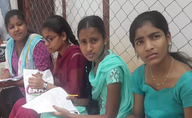 Students facing Problems with Aadhaar Linkage - Sakshi