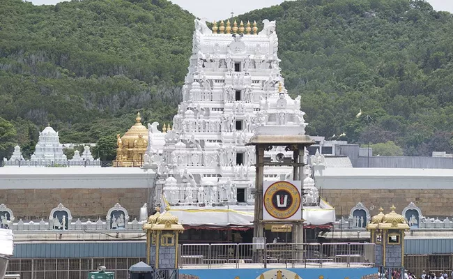 Devotees Who Fell To Tirumala - Sakshi