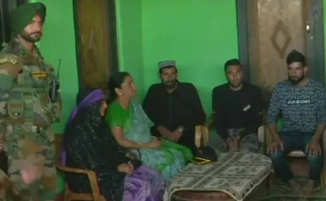 Defence Minister Nirmala Sitharaman Meets Aurangzeb Family - Sakshi