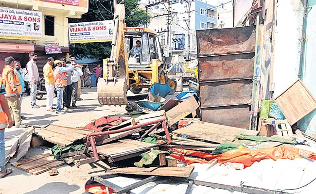 GHMC Officers Removing Illegal Occupied On Footpaths In Hyderabad - Sakshi