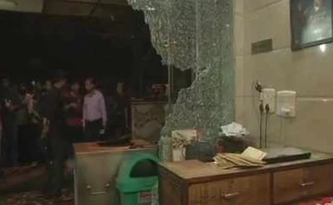 Delivery Boys Attacks Restaurant In South Delhi Argument Over Parking - Sakshi