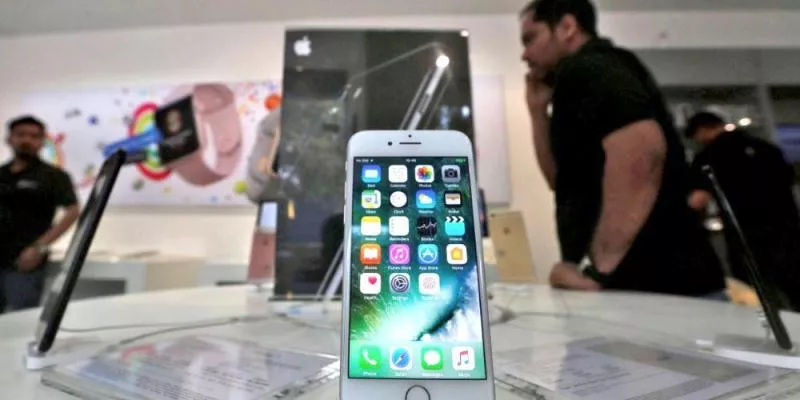 Apple Loses Key Executives In India As It Struggles With Poor iPhone Sales - Sakshi
