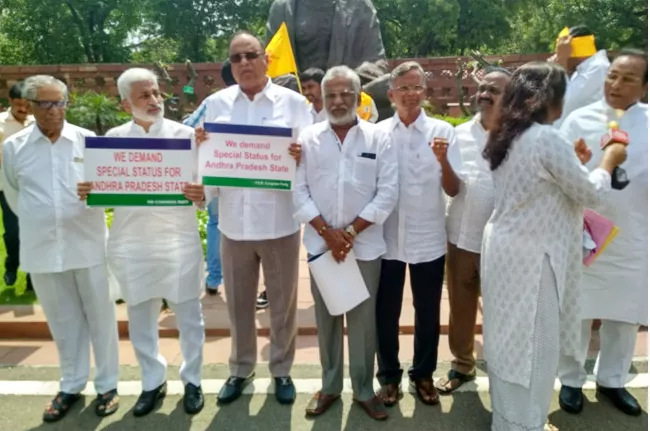YSRCP Former MPs Protest In Front Of Gandhi Statue - Sakshi