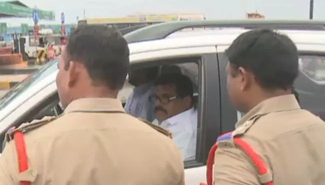 Police Stopped YSRCP Leader Botsa Satyanarayana at Mangalagiri Tollgate - Sakshi
