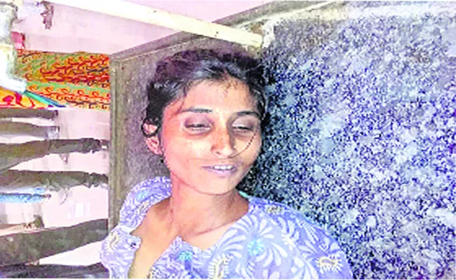 Married Women Suicide In Adilabad - Sakshi