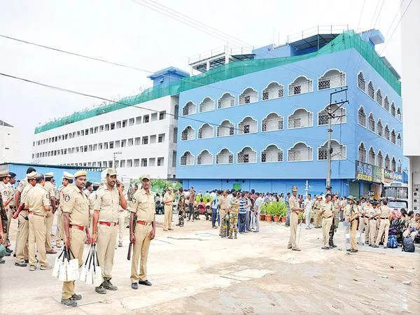 One killed, several injured in fresh tension in Tadipatri Mandal - Sakshi