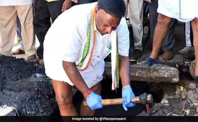 Puducherry CM Gets Into A Drain And Clean - Sakshi