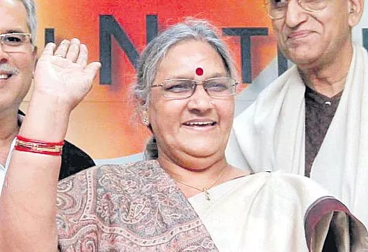 Congress fields Vajpayee's niece Karuna Shukla against CM Raman Singh in Chhattisgarh - Sakshi