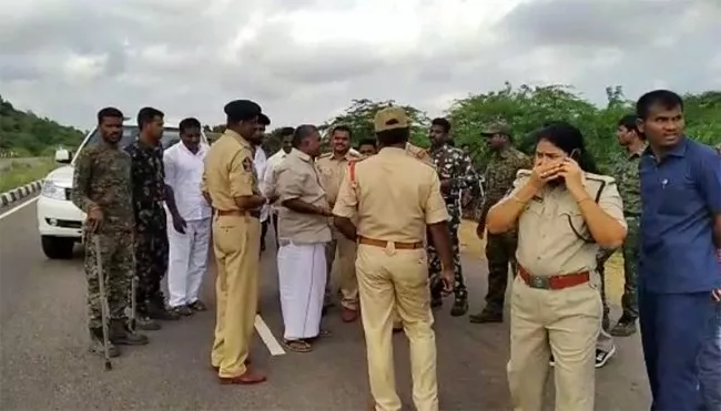 Police breaks Pedda Reddy Padayatra In Tadipatri - Sakshi