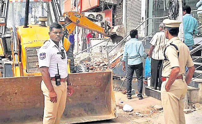 Traffic Police Collapsed Footpath Shops In Hyderabad - Sakshi