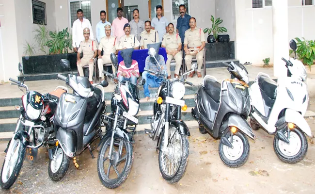 Bike Robbery Gang Arrest in Guntur - Sakshi